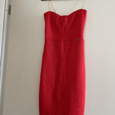 Abito rosso con spalline sottili