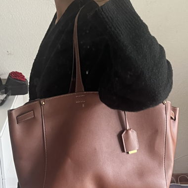 Braune Tasche mit goldenen Beschlägen