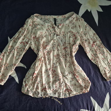 Blumige Damenbluse