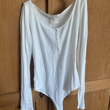 Weisser Langarm-Body aus Strick mit Spitze