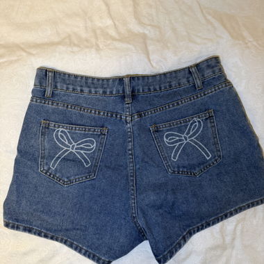 Shorts in denim con stampa fiocchi