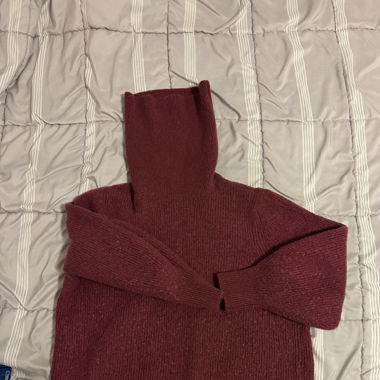 Weinroter Strickpullover 