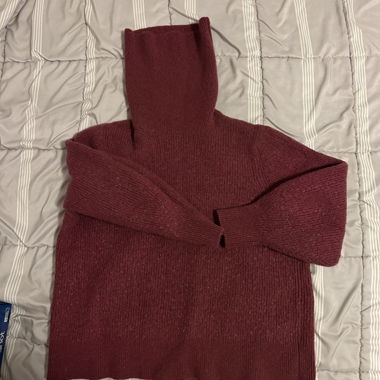 Weinroter Strickpullover 