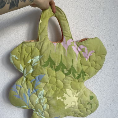 sommerliche Handtasche mit floralem Muster
