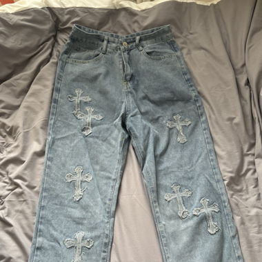 Jeans mit Kreuzen