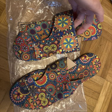 Bunte Sandalen mit Mandala-Muster