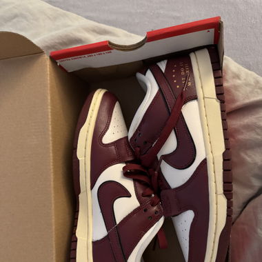 NIKE DUNK LOW SE SISTERHOOD SAIL TEAM RED 38