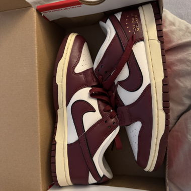 NIKE DUNK LOW SE SISTERHOOD SAIL TEAM RED 38