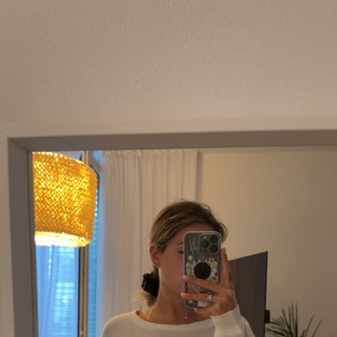 Weisser Pullover