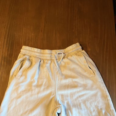 hellblaue kurze Hose