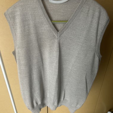 Maglione smanicato con scollo a V