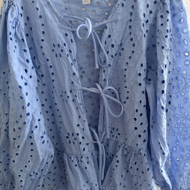Blusa azzurra ricamata
