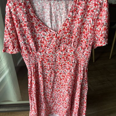 Blumenkleid mit V-Ausschnitt
