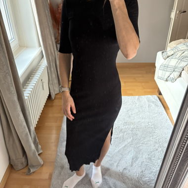 Mango Schwarzes Midikleid mit Schlitz