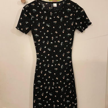 Robe courte noire à motif floral