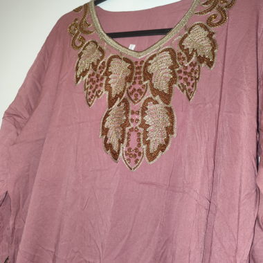 Besticktes rosa Kleid