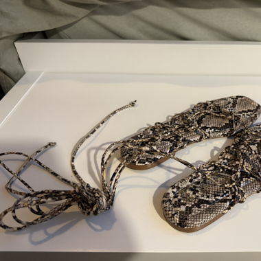Sandalen Schlangenmuster