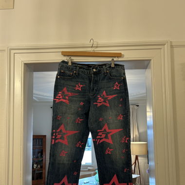 Baggy Jeans mit pinken Sternen
