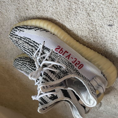 Yeezy (Fake) Sneaker im Zebra-Design