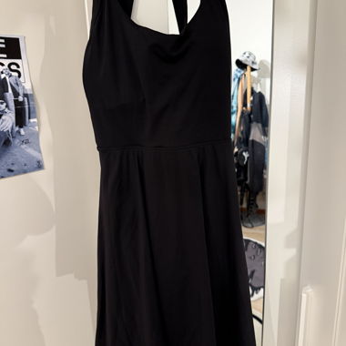 Schwarzes Neckholder Mini-Kleid