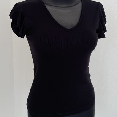 ONLY schwarzes Ripp T-Shirt mit Volantärmeln