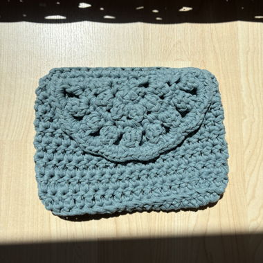 Pochette all'uncinetto blu