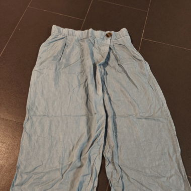 Blaue Stoffhosen