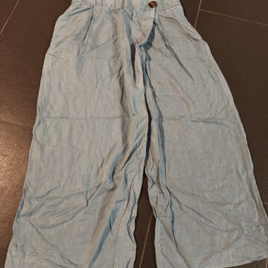 Blaue Stoffhosen
