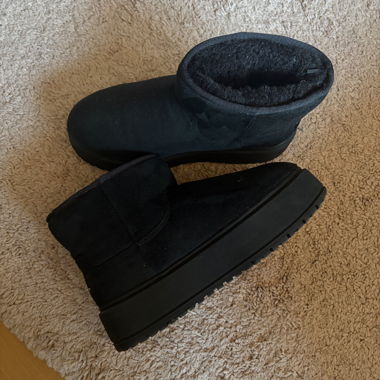 Schwarze Winterstiefel von Bershka