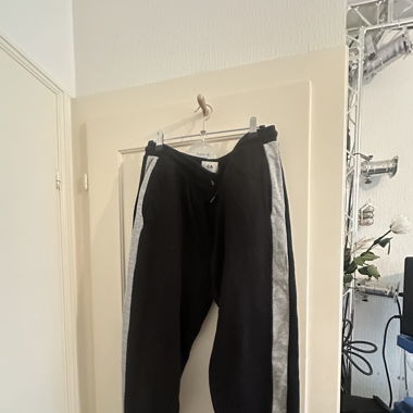 Schwarze Trainingshose
