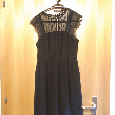 Vestito nero in pizzo fluido