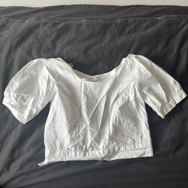 Blusa bianca con maniche a sbuffo