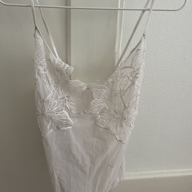 Weisses Spitzen-Bodysuit