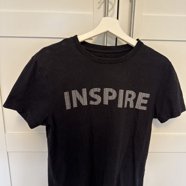 T-shirt noir à imprimé
