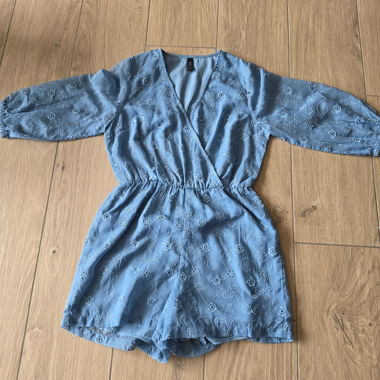 Blauer bestickter Jumpsuit
