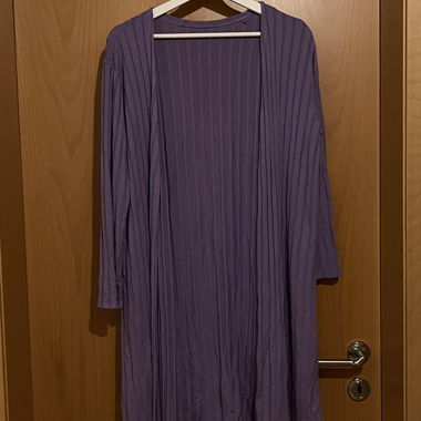 langer lila Strickcardigan