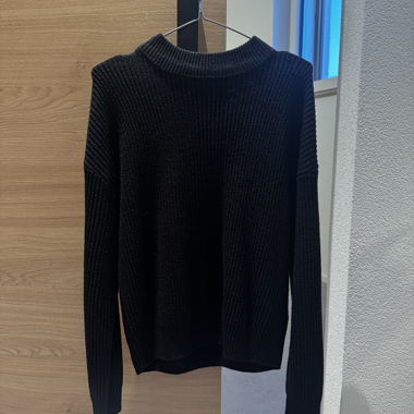 Schwarzer Strickpullover