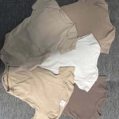 Set de 5 bodies pour bébé en tons naturels