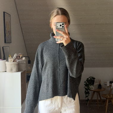 Grau-dunkler Strickrollkragenpullover