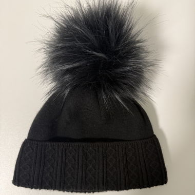 Schwarze Mütze mit grossem Bommel