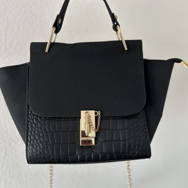 Sac à main noir avec bandoulière chaîne