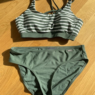 Bikini verde a righe due pezzi