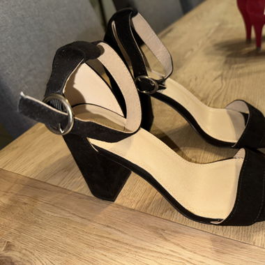 Schuhe mit Absatz schwarz Grösse 38