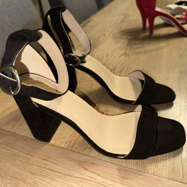 Schuhe mit Absatz schwarz Grösse 38