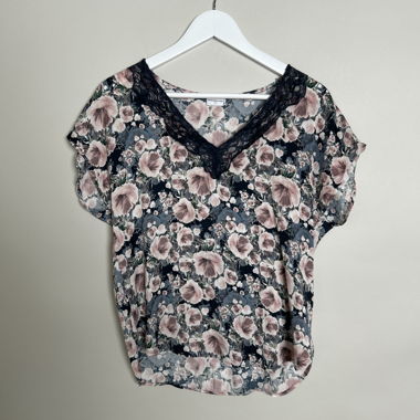 Haut en dentelle florale