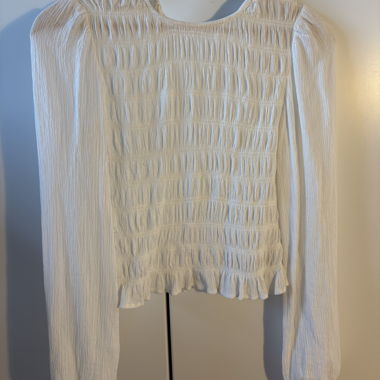Blusa bianca con maniche a sbuffo