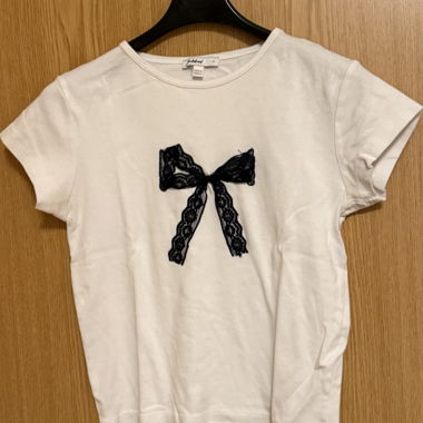 White T-shirt with lace bow