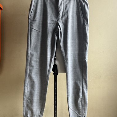 Graue Chinohose mit Reissverschlüssen