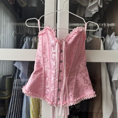 Top corsetto in raso rosa con allacciatura sul retro