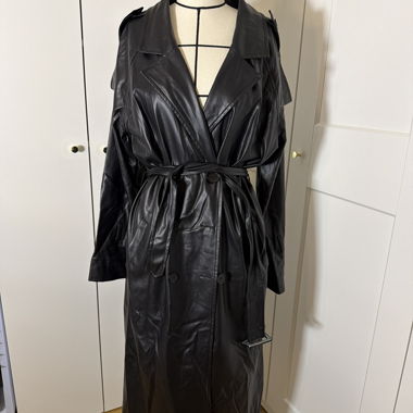 Schwarzer Trenchcoat aus Kunstleder